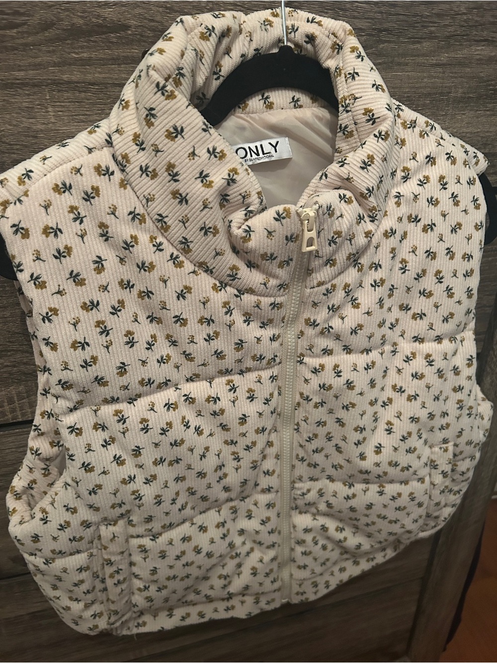 ONLY Cream Quilted Floral Puffer Vest
